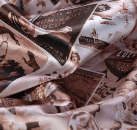 Atlas motiv vintage print hnědá