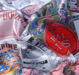 Atlas motiv vintage print šedá/slonová kost