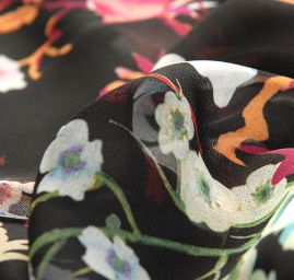 Žoržet variace kimono style pnoucích květů/černá