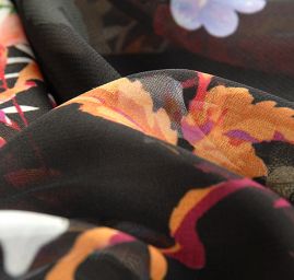 Žoržet variace kimono style pnoucích květů/černá