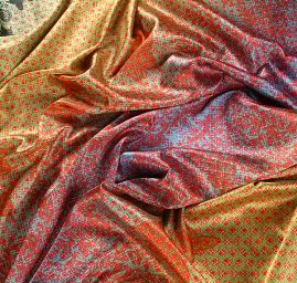 Atlas jemný grafický design motýlci/květy velký