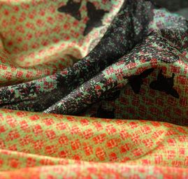 Atlas jemný grafický design motýlci/květy malý