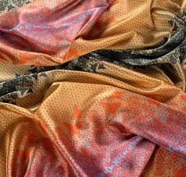 Atlas jemný grafický design motýlci/květy malý