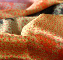 Atlas jemný grafický design motýlci/květy malý