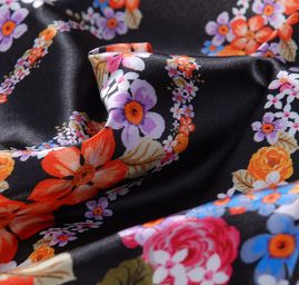 Atlas variace kimono květy bordura černá