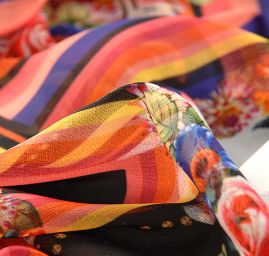 Žoržet šátkový motiv bílý velký