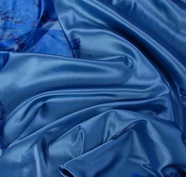 Atlas motiv velkých květů modrá