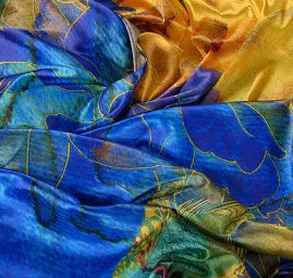 Atlas motiv květin ve stylu akvarelové malby modrý