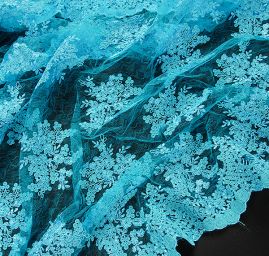 Krajka na vzorovém tylu květy světle tyrkysová