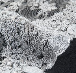 Krajka na vzorovém tylu květy světle šedá