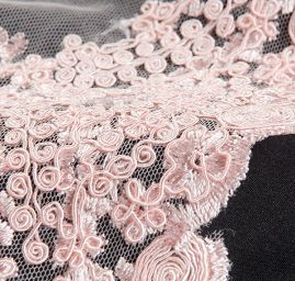 Krajka na vzorovém tylu květy sv.růžová