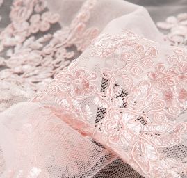 Krajka na vzorovém tylu květy sv.růžová