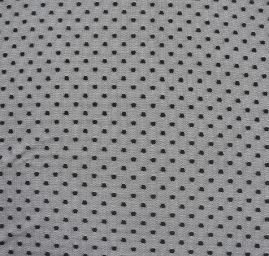 Pružný tyl s vyšitými puntíky v černé barvě