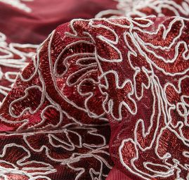 Krajkavlnková výšivka na tylu vínovobílá