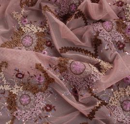 Krajka jemná romantická výšivka na tylu pudrová