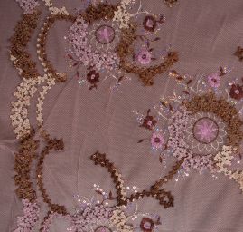 Krajka jemná romantická výšivka na tylu pudrová
