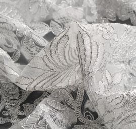 Krajka stříbrná výšivka na tylu květivnoý ornament