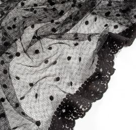 Tylová síť s výšivkou puntíků a krajkou černá