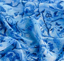 Šifon jemný se vzorem pávů a květin v modrém