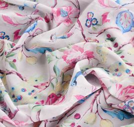 Šifon jemný se vzorem pávů a květin v béžovém