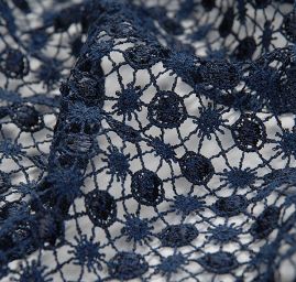 Efektní hrubá krajka vzor květy tm.modrá