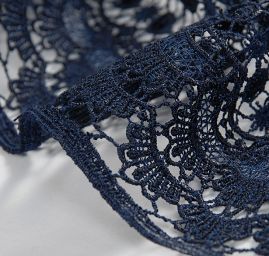 Efektní hrubá krajka vzor květy tm.modrá