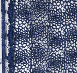 Efektní hrubá krajka vzor květů tmavší modrá