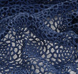 Efektní hrubá krajka vzor květů tmavší modrá