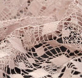 Efektní hrubá krajka starorůžová geometrický motiv
