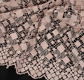 Efektní hrubá krajka starorůžová geometrický motiv