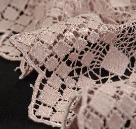 Efektní hrubá krajka starorůžová geometrický motiv