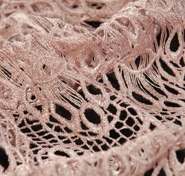 Efektní hrubá krajka velká oka starorůžová