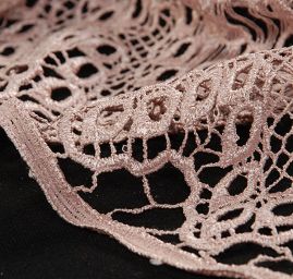 Efektní hrubá krajka velká oka starorůžová