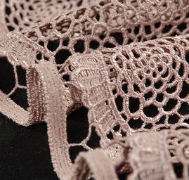 Efektní hrubá krajka vzor květy starorůžová