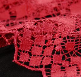 Efektní hrubá krajka geometrický motiv fuchsie