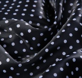 Pružný satén motiv puntíků bílá/černá