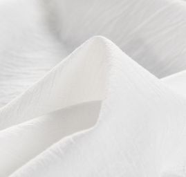 Bavlněná jemná látka kreš lomená bílá