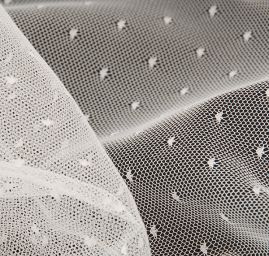 Efektní tyl s vyšitými puntíky ve smetanové