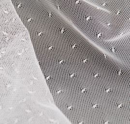 Efektní tyl s vyšívanými puntíky tužší bílý