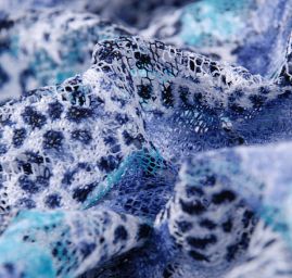 Pružný tyl zvířecí/květinový motiv modrá