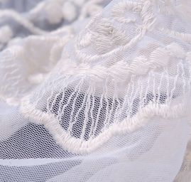 Vyšívaný tyl květinový motiv smetanová/bílá