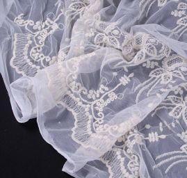 Vyšívaný tyl květinový motiv smetanová/bílá