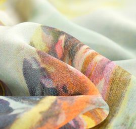 Šifon jemný paisley motiv bordura pastel zelený