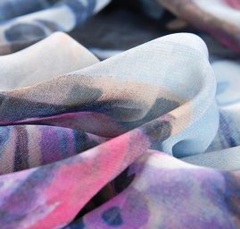 Šifon jemný paisley motiv bordura modrofialový