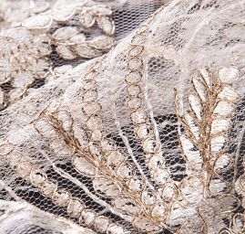 Krajka efektní výšivka na tylu zlatá