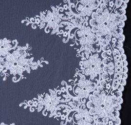 Efektní krajka vyšívaná na tylu bílá