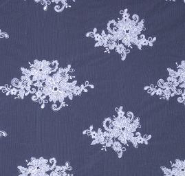 Efektní krajka vyšívaná na tylu bílá