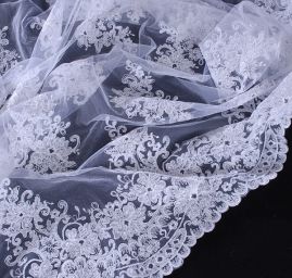 Efektní krajka vyšívaná na tylu bílá