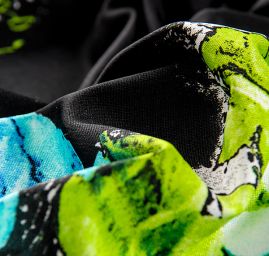 Úplet digitální tisk velké květy modrá/černá