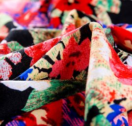 Viskozový úplet květinový motiv černý podklad